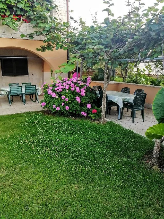 Apartman 100M2, Full Opremljen, Privatni Parking. Póla