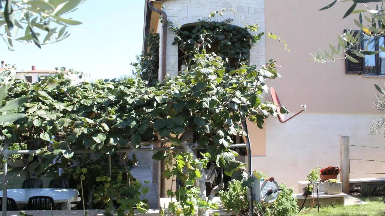Apartman 100M2, Full Opremljen, Privatni Parking. Póla
