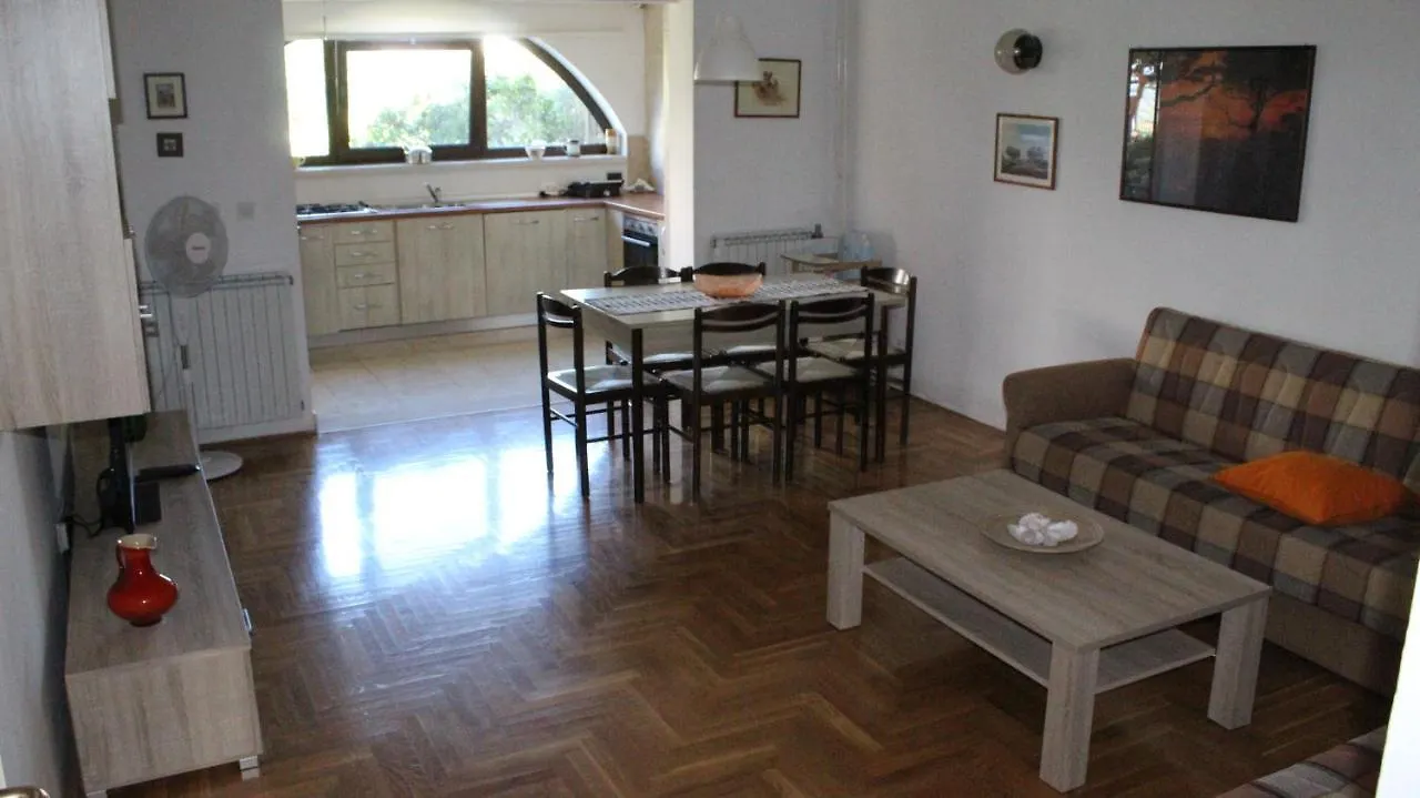 Apartman 100M2, Full Opremljen, Privatni Parking. Pola