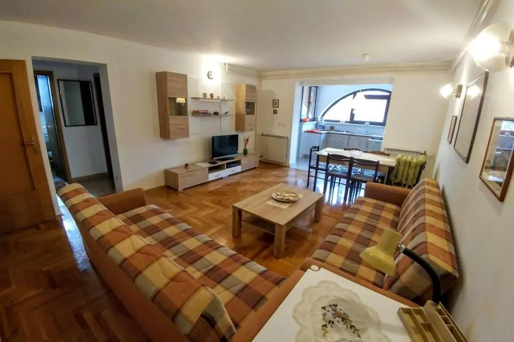 Appartamento Apartman 100M2, Full Opremljen, Privatni Parking. Pola