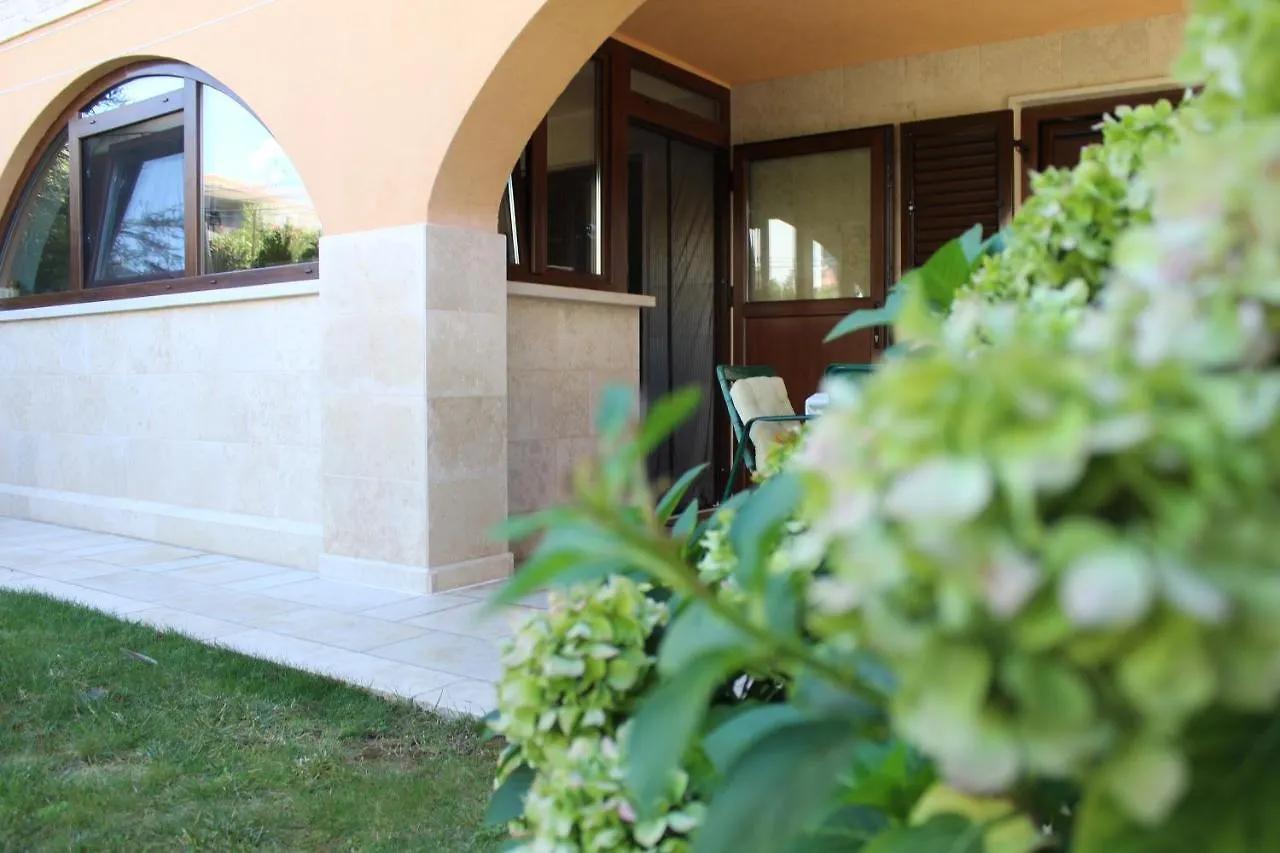 Apartman 100M2, Full Opremljen, Privatni Parking. Pola