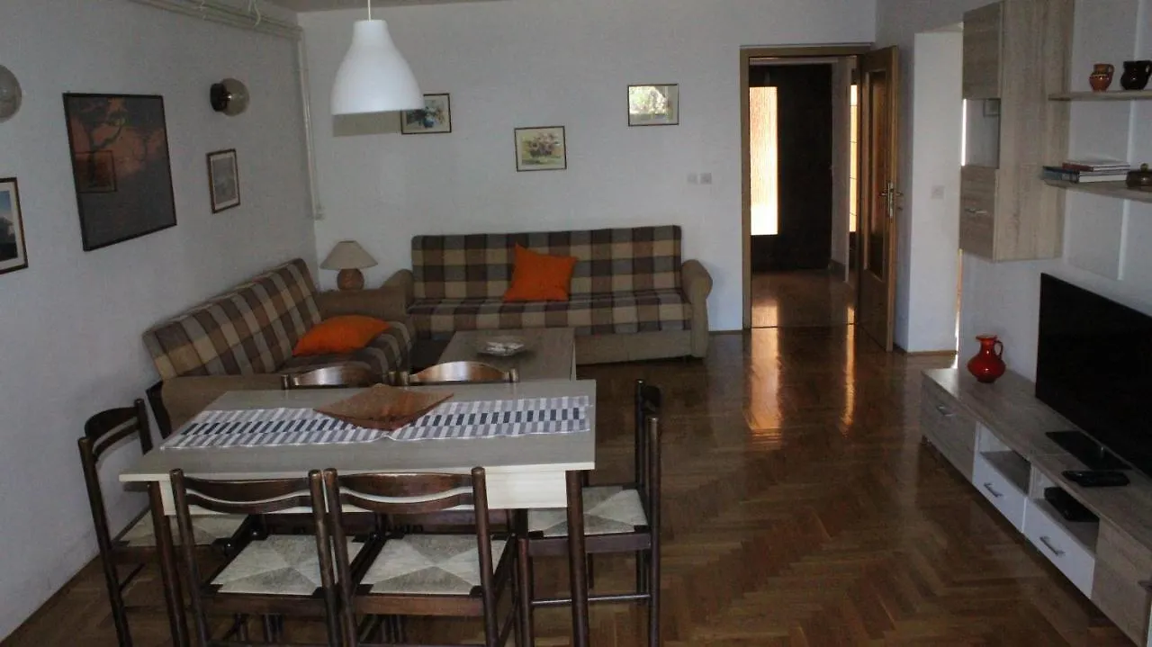 Apartman 100M2, Full Opremljen, Privatni Parking. Pola 0*,